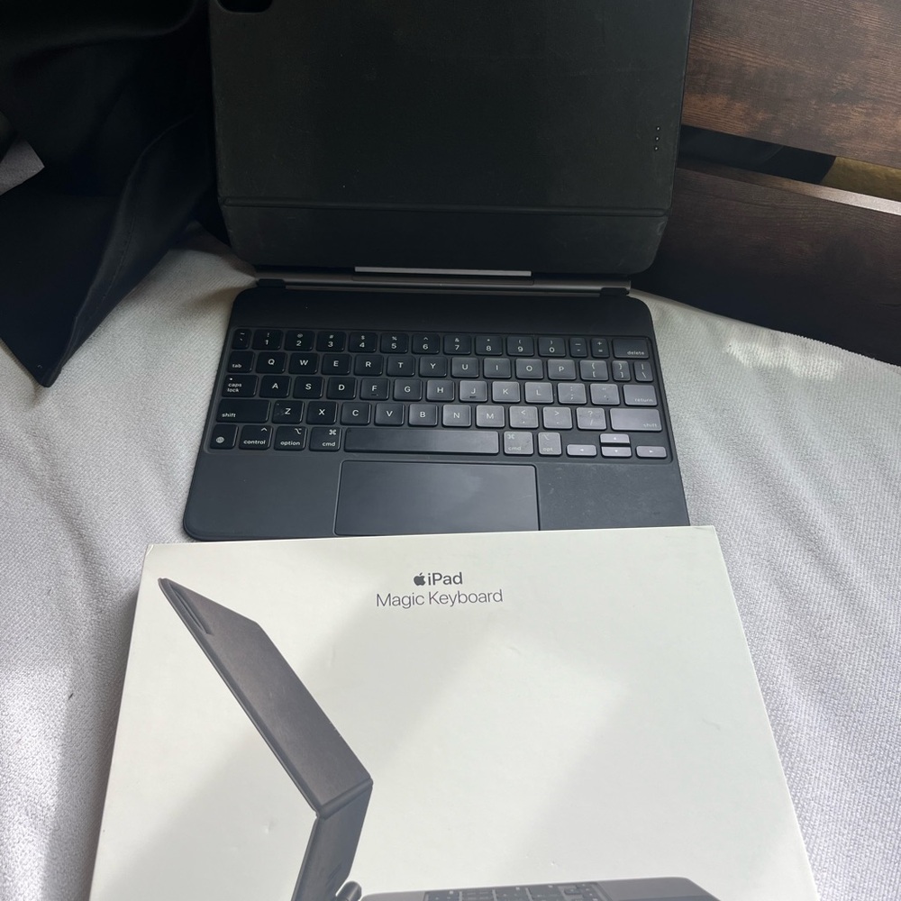 Apple iPad Magic Keyboard in Sleek Black